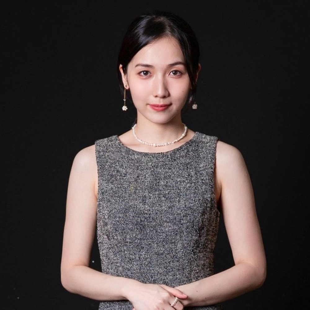 歌手、專業聲音教練，曾參與第一屆、第二屆搖擺兄弟練習生合作教學；郭靜《兩個人的秘密》配唱協力；參與多位藝人單曲及音樂會和聲。

千堂以上教學經歷、培育過200位以上歌唱學生。因材施教、深入淺出的彈性教唱方式，能快速找出學生的發音問題，協助改善聲音與技巧。擔任旋律工房專任歌手聲音教練，以及錄音室配唱指導