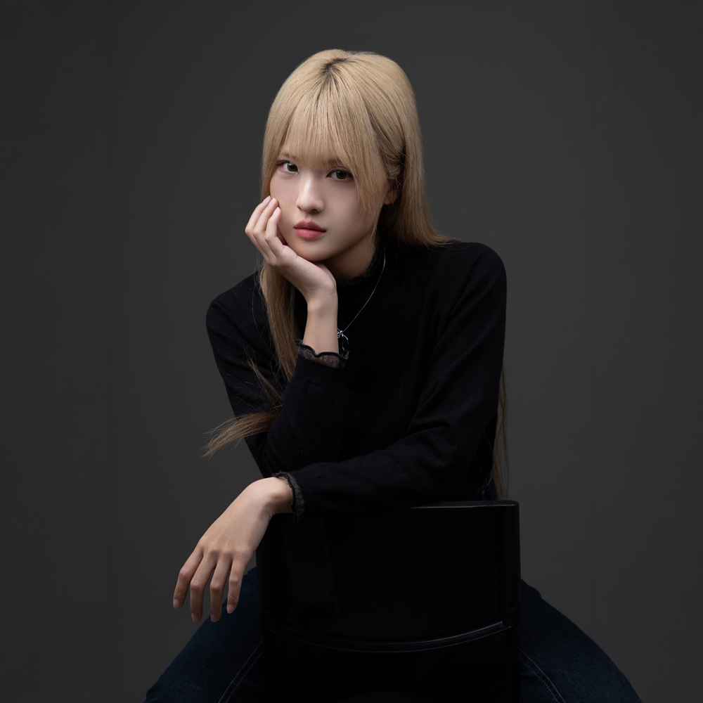 前國民偶像團體AKB48 Team TP二期生成員，2024年12月自偶像團體退役後成為獨立歌手。