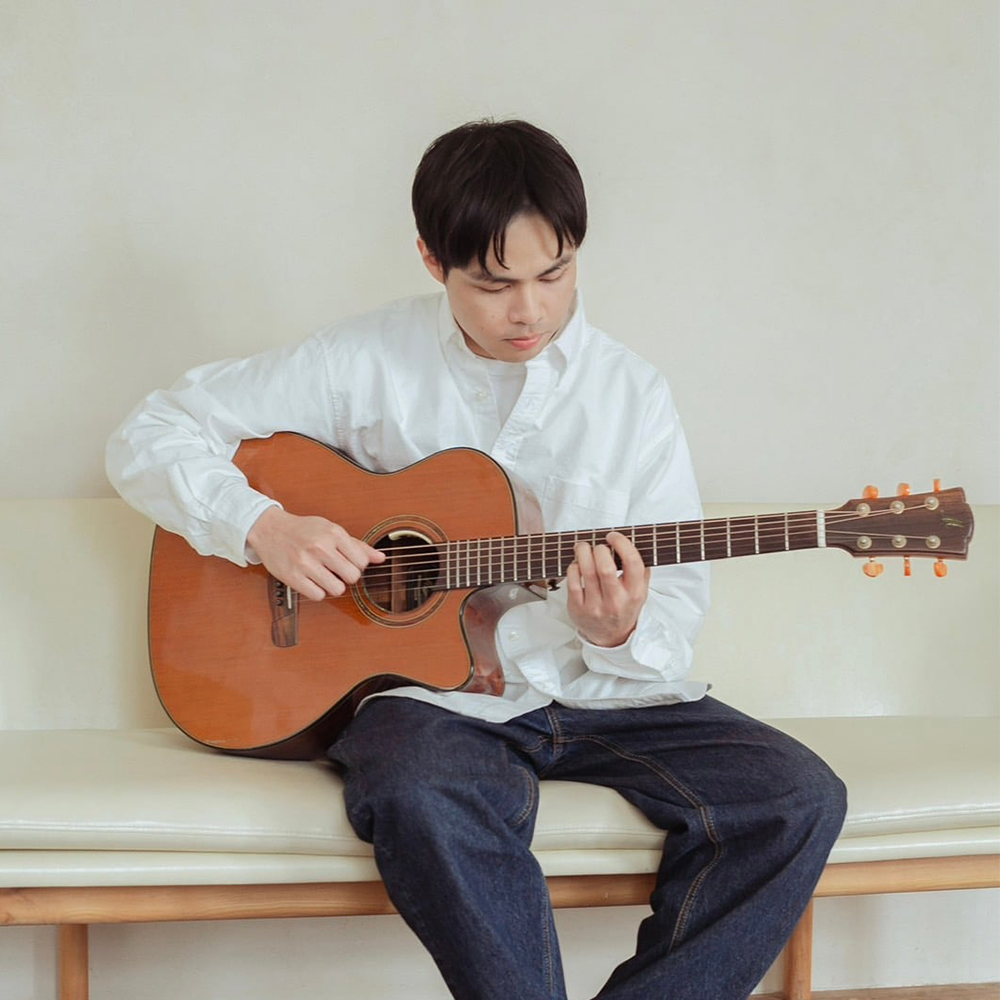職業吉他手與Singer Songwriter  擅長將歌曲結合Fingerstyle技巧伴奏編曲 作詞、作曲。