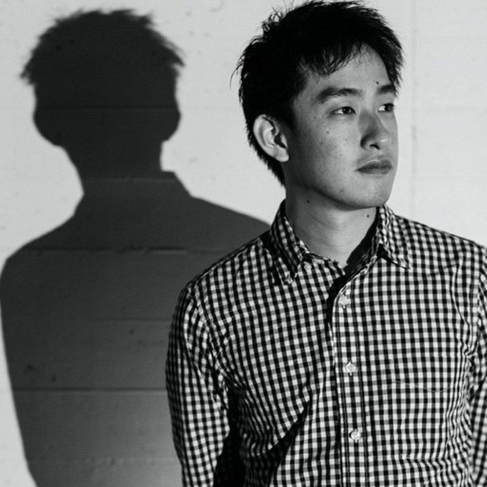 旋律工房音樂製作 Favorite Steps團隊作編曲家。曾任職知名遊戲公司KONAMI，擅長電子樂為主軸的遊戲音樂。供品提供許多知名遊戲如『悪魔城ドラキュラ』 
『龍が如く 7:光と闇の行方』 
『JUDGE EYES : 死神の遺言』『Dance Dance Revolution』『魔法使いと黒猫のウィズ』『幻想水滸伝』…及其他數十部遊戲配樂/音效設計…等
