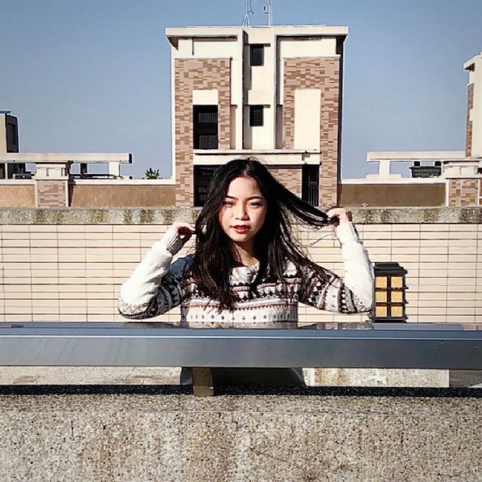 旋律工房音樂製作 作詞人，旋律工房專任作者，期刊詩文作者。擁有天馬行空的詩文想像力和纖細敏感的獨特筆觸，著有詩文期刊「笠詩刊」詩作數十篇；
蕭敬騰x鄭容和歌曲「禁愛條款」作詞人